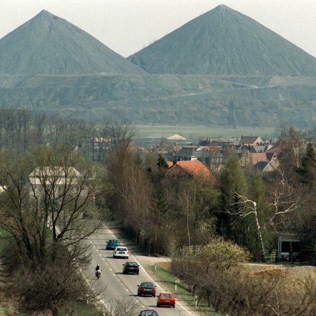 Die typischen Spitzkegelhalden werden wohl noch bis in das nächste Jahrtausend das Bild der einstigen Bergarbeiterstadt Ronneburg prägen und vom jahrzehntelangen Uranabbau durch die Wismut in dieser Region künden.