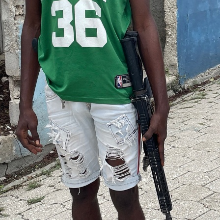 Bewaffnete Jugendliche in Freizeitkleidung, Haiti.