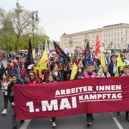 Ein Demonstrationszug marschiert im Rahmen der Hauptkundgebung des Deutschen Gewerkschaftsbundes (DGB) zum 1. Mai am Humboldt-Forum vorbei. (Aufnahme vom 01.05.2022)