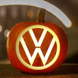 Ein Kürbis mit dem VW-Logo