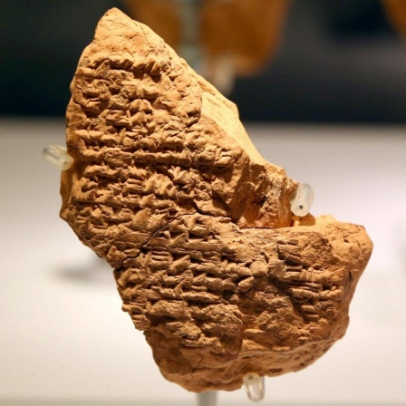 Steintafel mit Auszügen des Gilgamesch-Epos