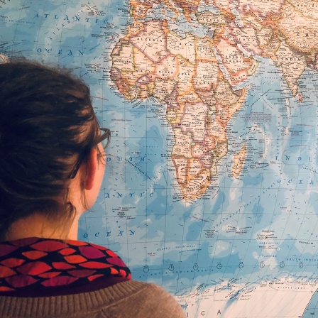 Eine Sozialarbeiterin der Fachberatungsstelle FreiJa in Kehl zeigt auf einer Landkarte die Herkunftsländer der Betroffenen von Zwangsprostitution, die sie in Deutschland unterstützt