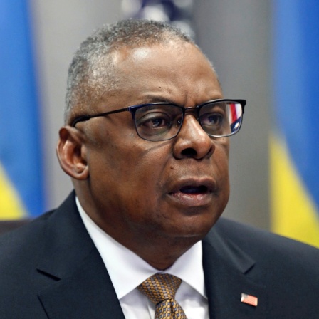 Der Verteidigungsminister der USA, Lloyd Austin, nimmt an einer virtuellen Sitzung der Kontaktgruppe für die Verteidigung der Ukraine im Pentagon in teil.