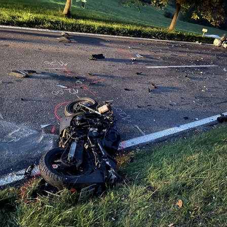 Nach einem Unfall liegen zwei schwer beschädigte Motorräder auf der B463 auf der Straße.