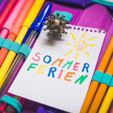Stifte in einer Federmappe mit kindgemaltem Schild: Sommerferien.