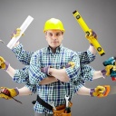 Handwerker mit verschiedenen Werkzeugen in sechs Händen