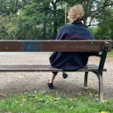 Eine Frau sitzt alleine auf einer Bank Podcast Tabubruch.