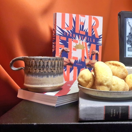 Folge 4: Die Bücher der 4. Folge von eat.READ.sleep, darauf ein Teller Madeleines  - dem Literaturpodcast