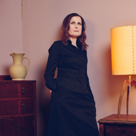 Alison Moyet steht in einem Zimmer mit Vintage-Mobiliar