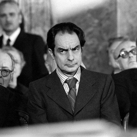 Der italienische Schriftsteller und Dichter Italo Calvino (M), aufgenommen am 23.4.1998 in Rom.