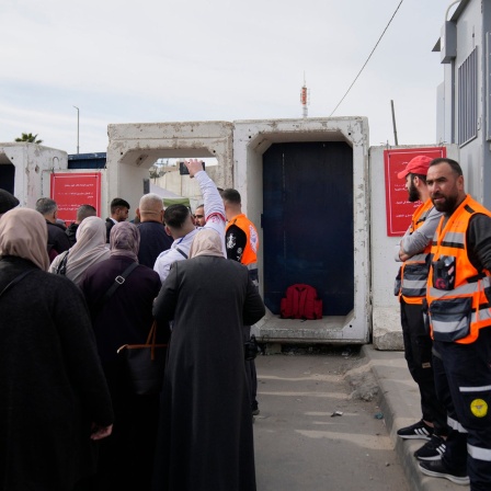 Palästinensische Gebiete, Ramallah: Palästinenser überqueren den israelischen Militärkontrollpunkt Qalandia im Westjordanland in Richtung Jerusalem, um an den Freitagsgebeten auf dem Gelände der Al-Aqsa-Moschee während des muslimischen heiligen Monats Ramadan teilzunehmen. 
