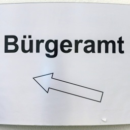 Richtungsweiser mit der Aufschrift "Bürgeramt"