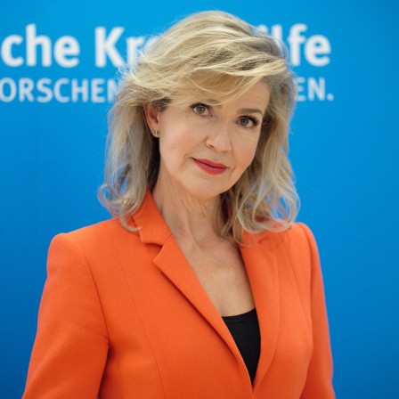 Anne-Sophie Mutter, neue Präsidentin der Deutschen Krebshilfe, steht nach einer Pressekonferenz im Gebäude der Deutschen Krebshilfe