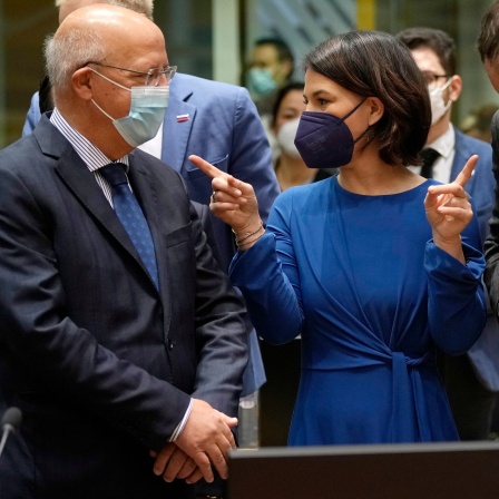 Annalena Baerbock (M, Bündnis 90/Die Grünen), Außenministerin von Deutschland, Augusto Santos Silva (l), Außenminister von Portugal, und Anze Logar, Außenminister von Slowenien, sprechen miteinander während eines Treffens der EU-Außenminister im Gebäude des Europäischen Rates.