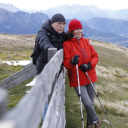 Paar beim Nordic Walking im Gebirge