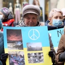 Teilnehmerinnen einer Demonstration für Solidarität mit der Ukraine in Arezzo (Italien) halten Schilder in den ukrainischen Nationalfarben mit Friedenssymbolen in den Händen