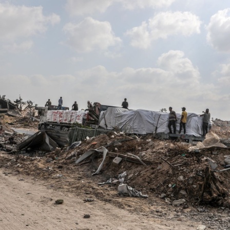 Zerstörte Straßen aufgrund eines israelischen Luftangriffs auf Gaza.