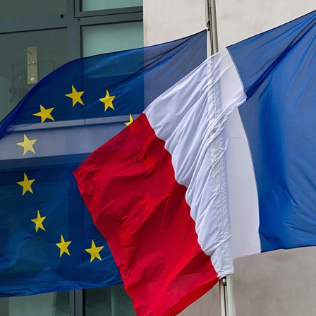 Die französische und die EU-Fahne flattern im Wind.
