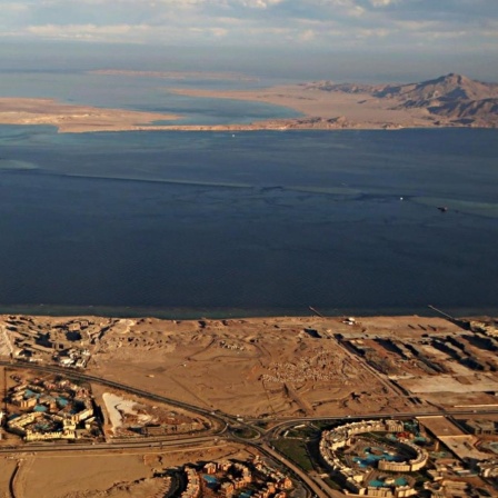Die Aufnahme vom 14.01.2014, aus dem Fenster eines Flugzeuges aufgenommen, zeigt im Vordergrund die im Roten Meer liegende Insel Tiran und die dahinter liegende Insel Sanafir, zwischen dem ägyptischen Sinai und Saudi Arabien.