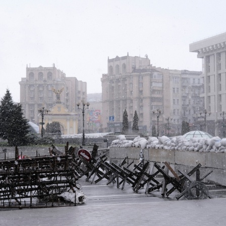 Kyjiw im Krieg - Schnee auf Barrikaden; © Yevgenia Belorusets