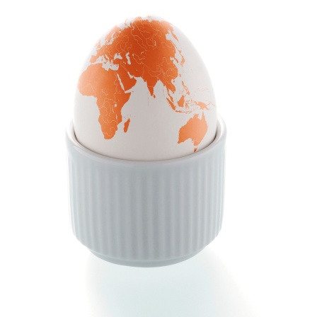 Ein Ei in einem Eierhalter, auf dem der Globus gezeichnet wurde.