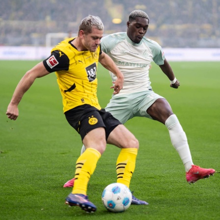 Zweikampf zwischen Julian Ryersson von Borussia Dortmund und Bremens Derrick Köhn