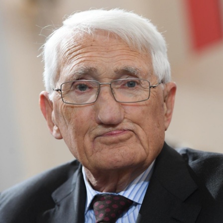 Der Soziologe und Philosoph Jürgen Habermas blickt am 23.10.2016 bei der Verleihung des Friedenspreises des Deutschen Buchhandels in der Paulskirche in Frankfurt am Main (Hessen) in die Kamera. 