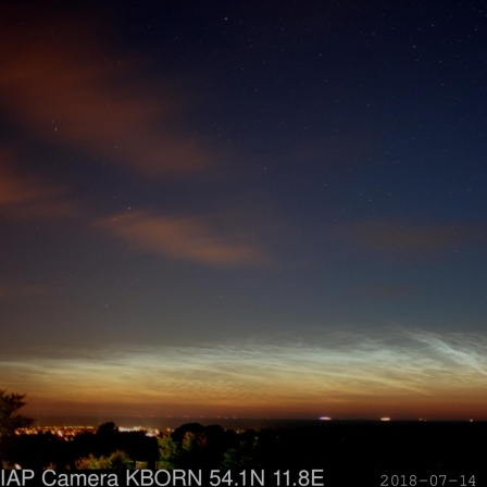 Leuchtende Nachtwolken über der Ostsee, aufgenommen von einer Webcam.