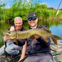 Der Brandenburger Profi-Angler Karsten Sell(rechts) und Frieder mit einem Spree-Hecht(Bild: rbb/F.Rößler)