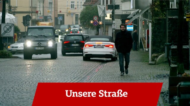 Christian Saftig steht in der Hauptstraße in Oerlinghausen. Neben ihm fahren Autos.