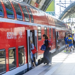 Ein Zug der DB Regio auf dem Hbh Berlin.