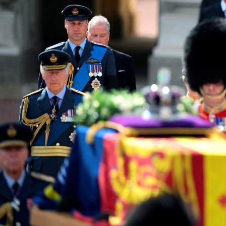 Der englische King Charles III, Kronprinz Prince William, Prinz Harry und Prinz Andrew gehen während einer Prozession hinter dem Sarg von Queen Elizabeth II.