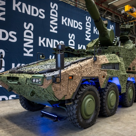 Eine Radhaubitze vom Typ RCH 155 steht in den Fertigungshallen des Herstellers, der KNDS Deutschland GmbH & Co. KG