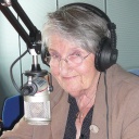 Irmgard Harder, Mitbegründerin der Sendereihe "Hör mal 'n beten to", am Mikrofon