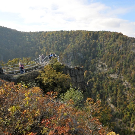 Die Rosstrappe mit Blick auf die Berge im Harz, unten das Bodetal