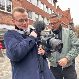 Mitarbeiter Paul Paulsen hält eine Kamera in der Hand.