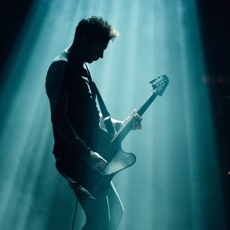 Slowdive live in London: Gitarrist im Lichtkegel | Bild: picture-alliance/dpa