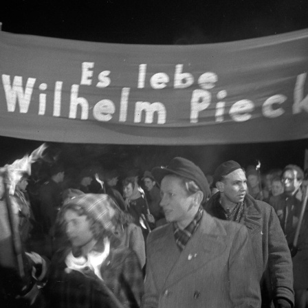 Fackelzug für Wilhelm Pieck, einziger jemals amtierender Präsident der DDR, am 11. Oktober 1949 in Ostberlin anlässlich der Gründung der DDR