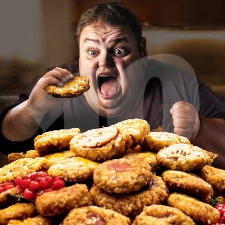 Adipöser Mann beißt mit weit aufgerissenem Mund in einen Burger, vor ihm ein Stapel weitere. Als Wasserzeichen die Zahl Zehn.