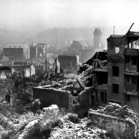 Blick auf das zerstörte Pforzheim (Baden-Württemberg) nach dem Ende des Zweiten Weltkriegs 1945