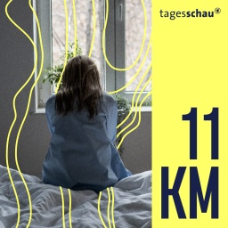 Einsame Frau sitzt allein auf dem Bett zu Hause.