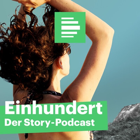 Eine Frau steht im Bikini mit dem Rücken zu uns und streift sich mit den Händen durch die Haare.