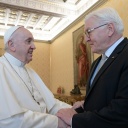 Papst Franziskus (l) empfängt Bundespräsident Frank-Walter Steinmeier zu einer Privataudienz