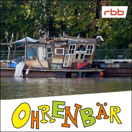 Hausboot im See, dahinter Bäume (Quelle: rbb/OHRENBÄR/Sonja Kessen)