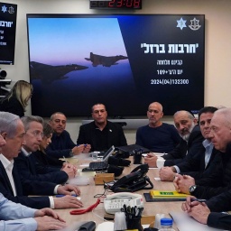 Israels Premierminister Benjamin Netanjahu trifft sich mit seinem Kriegskabinett, um den Angriff Irans zu diskutieren (Bild: picture alliance/Anadolu/Israeli Ministry of Defense)