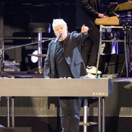 ARCHIV: Herbert Grönemeyer während eines Konzertes in der Berliner Waldbühne