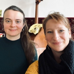 Jazzmusikerin Lisa Hoppe und Moderatorin Julia Hemmerling