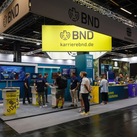 Am Infostand des BND auf einer Computerspielmesse tummeln sich zahlreiche Besucher