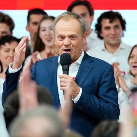 Donald Tusk (M), ehemaliger polnischer Ministerpräsident und Oppositionsführer, spricht zu Anhängern in der Parteizentrale seiner Partei. 