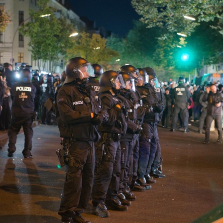 Berlin: Polizisten stehen während einer verbotenen Pro-Palästina-Demonstration auf der Sonnenallee im Bezirk Neukölln. 